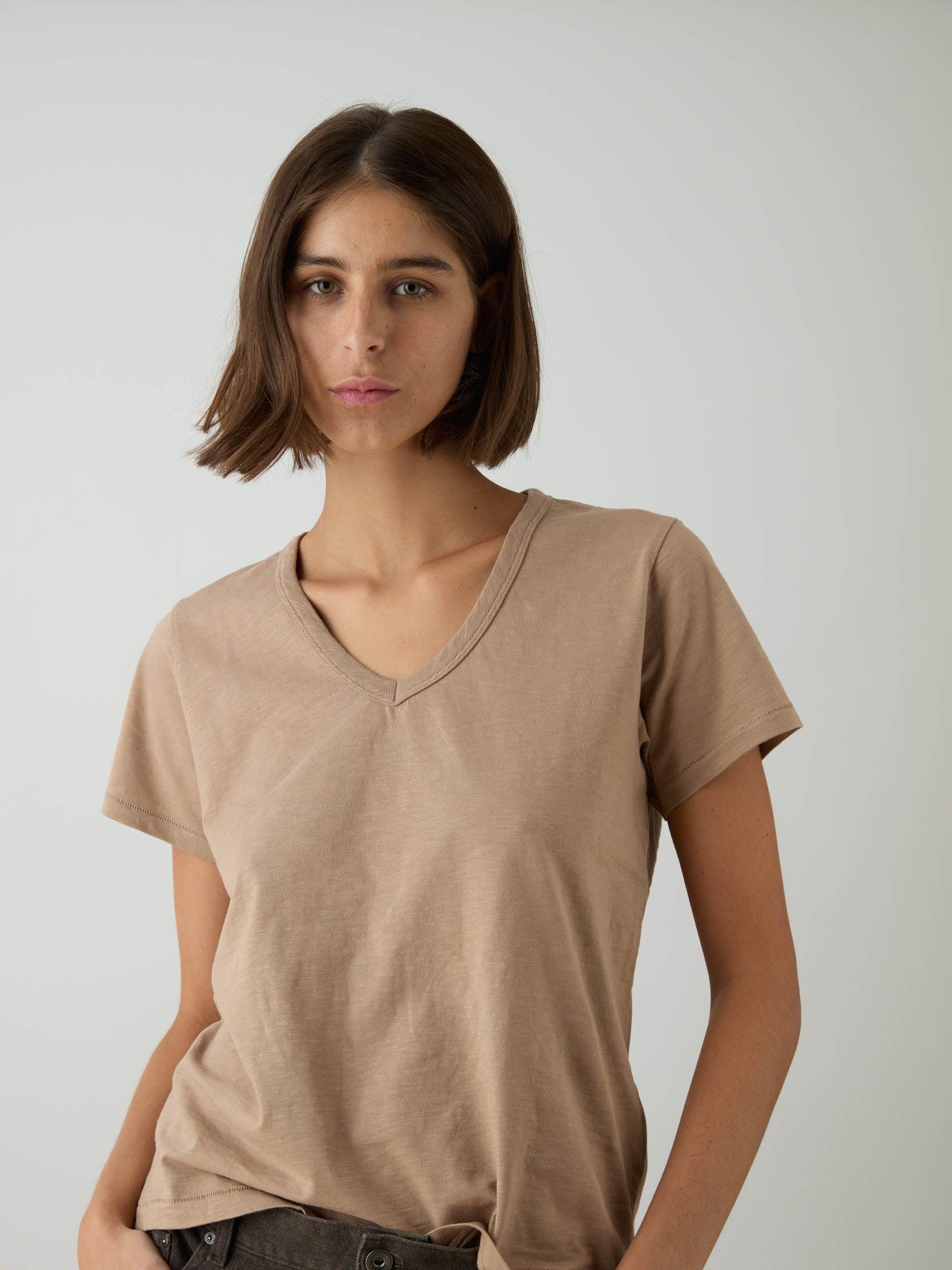החולצה האורגנית צווארון וי - מוקה