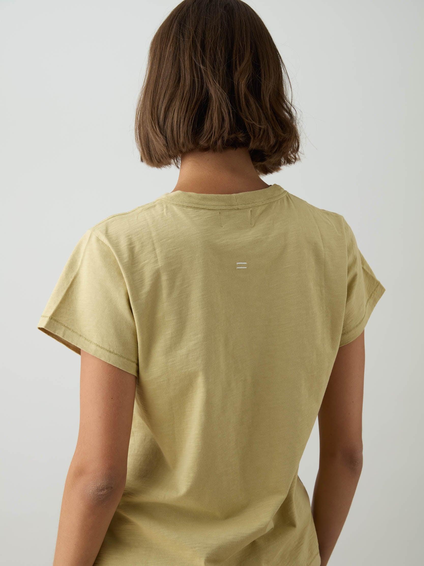 החולצה האורגנית צווארון עגול - גולדי