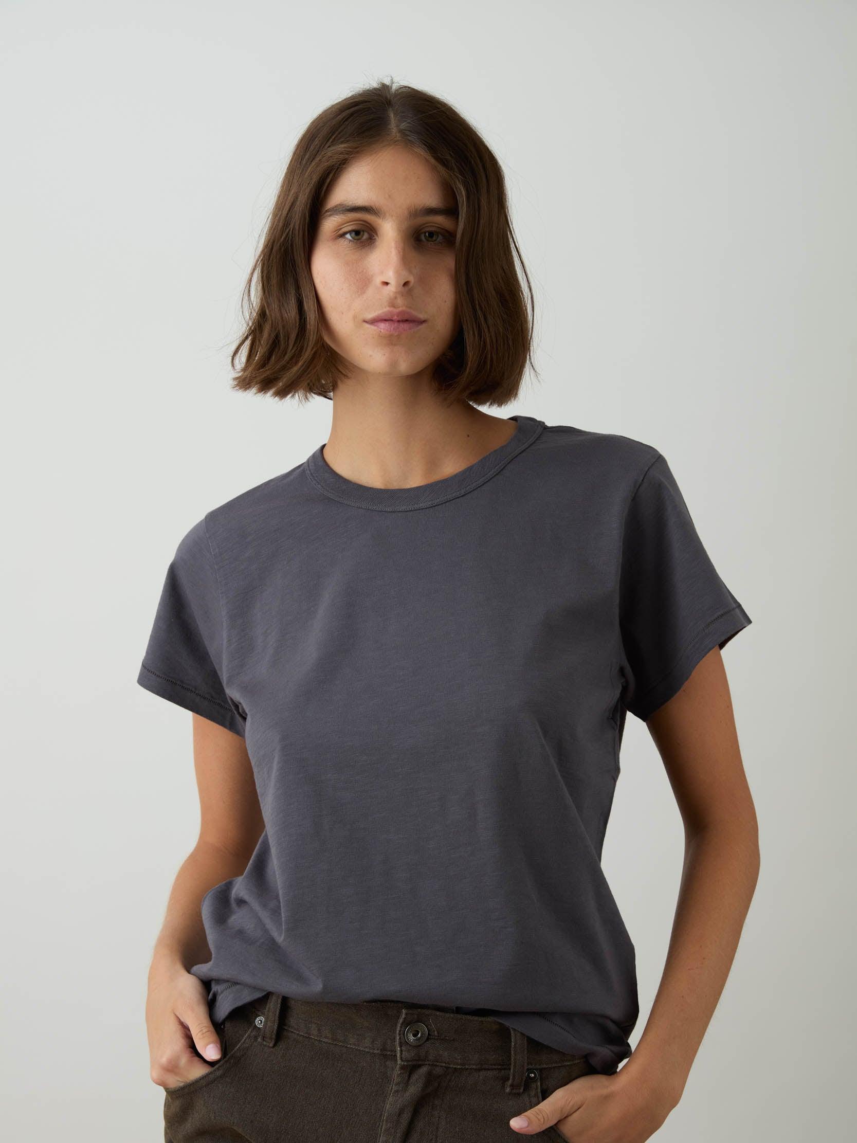 החולצה האורגנית צווארון עגול - פחם