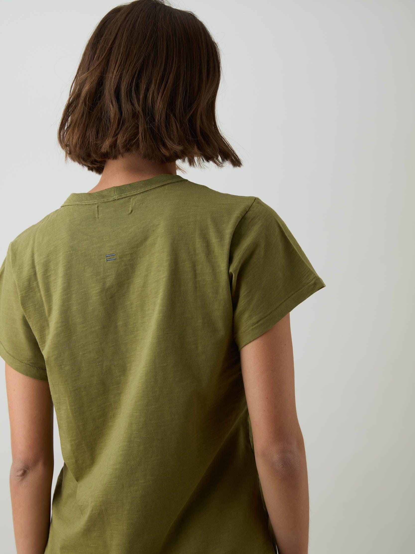 החולצה האורגנית צווארון עגול - זית