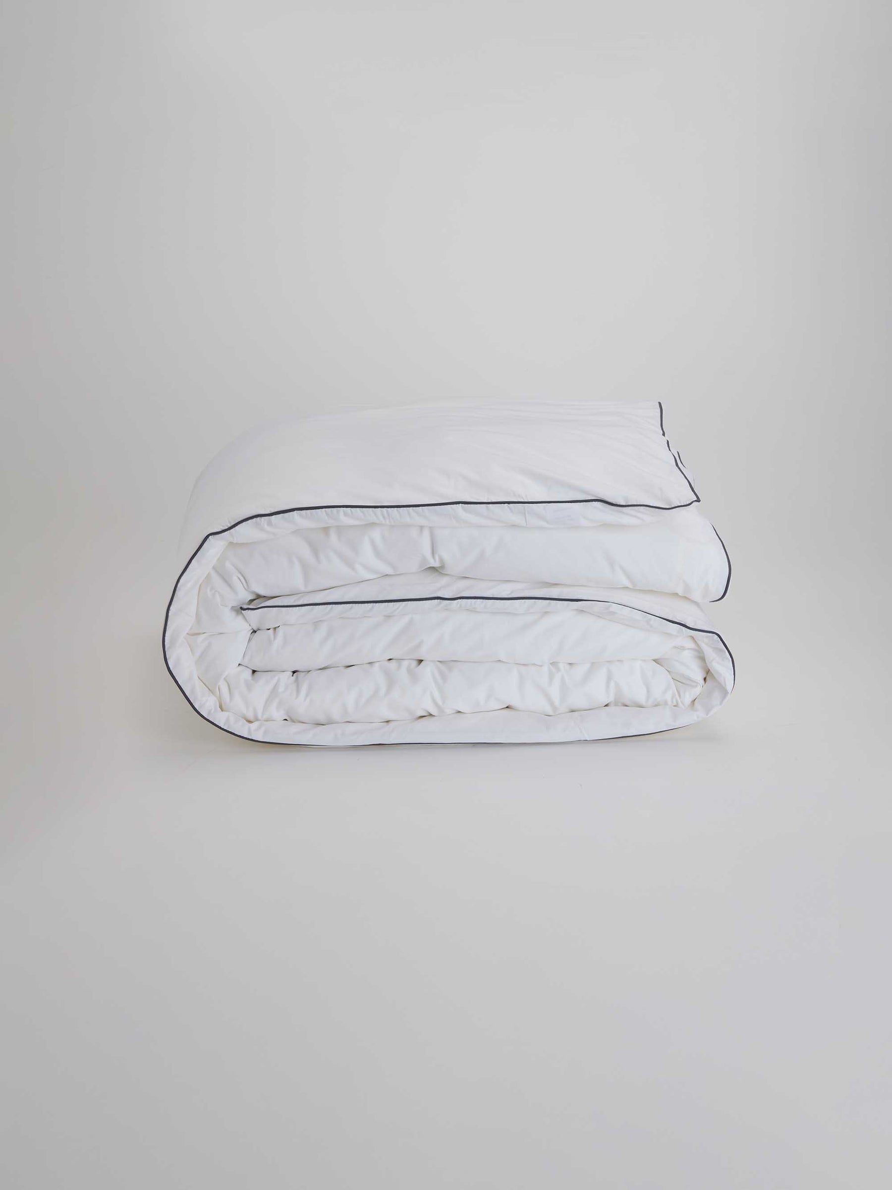 600 TC Cotton Sateen Duvet Cover Set – White with Grey Piping