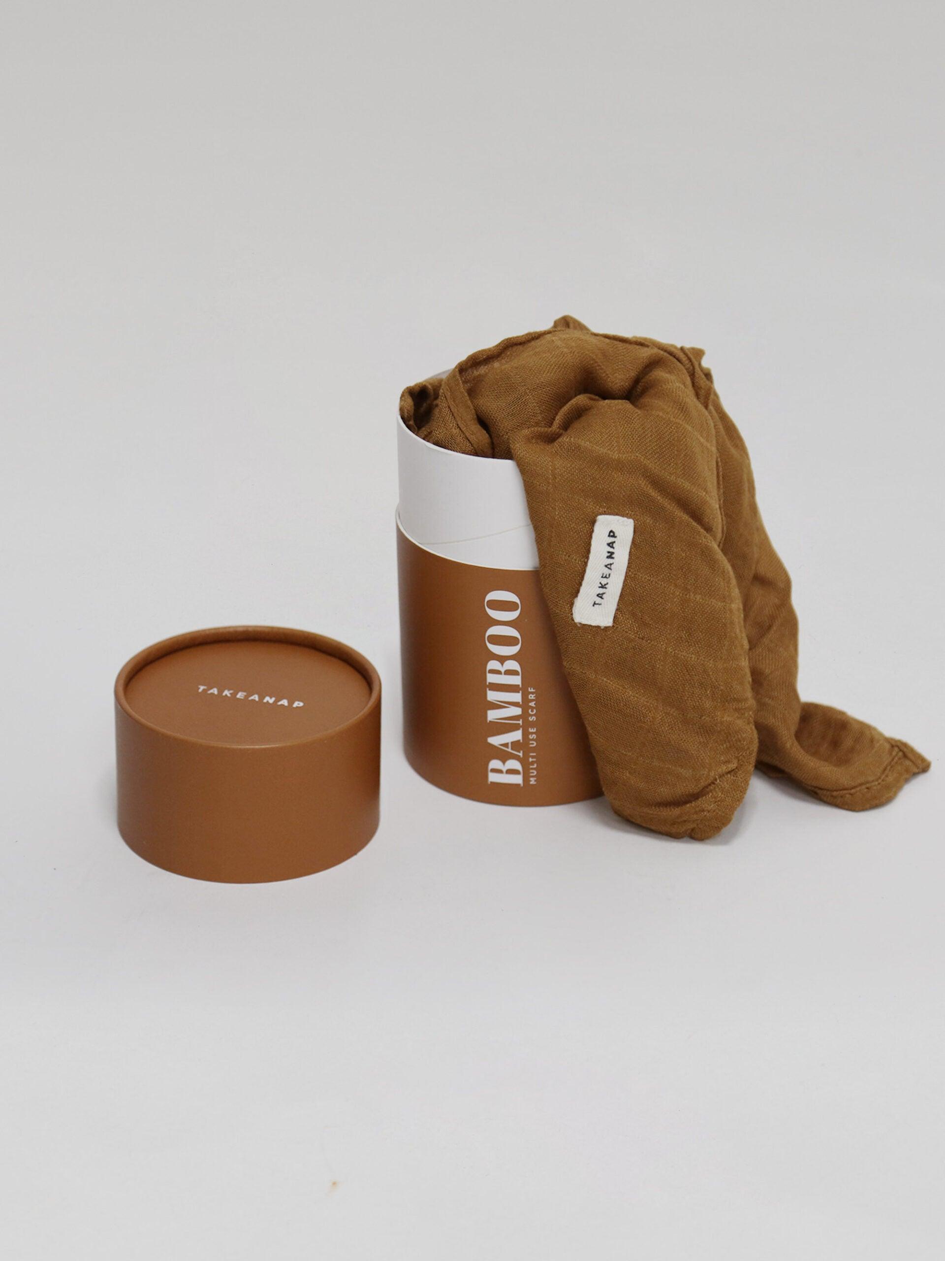 חיתול במבוק בצבע טופי על רקע אפור בהיר בוהק