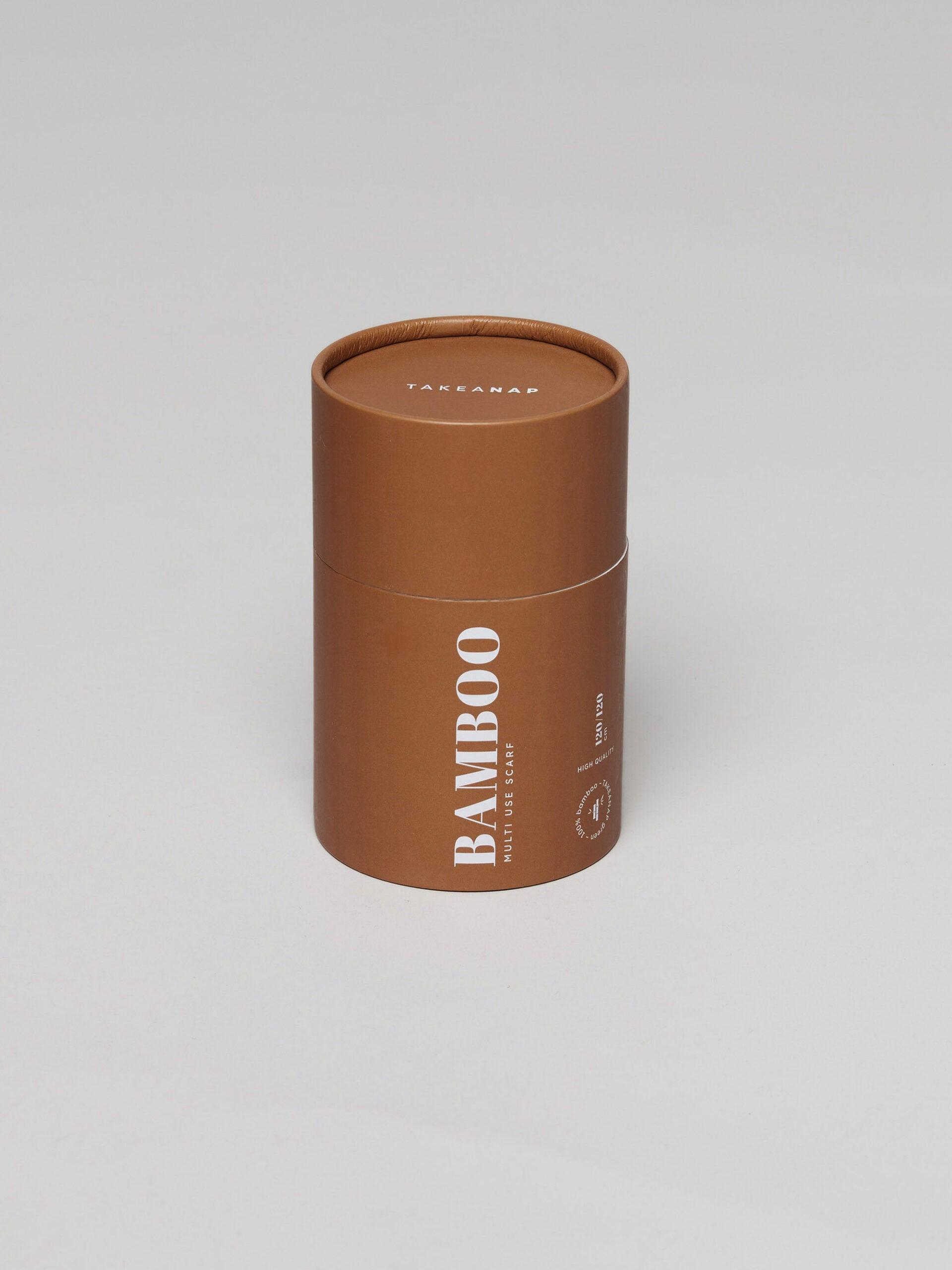 אריזה סגורה של חיתול במבוק בצבע טופי על רקע אפור בהיר בוהק