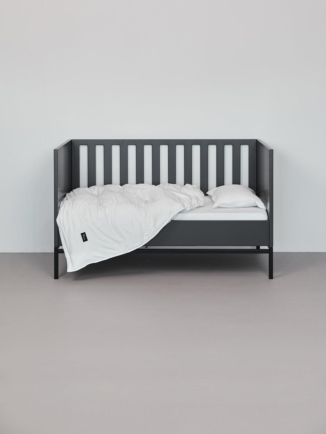 TAKEANAP Oxford jersey toddler bedding set in white in a crib