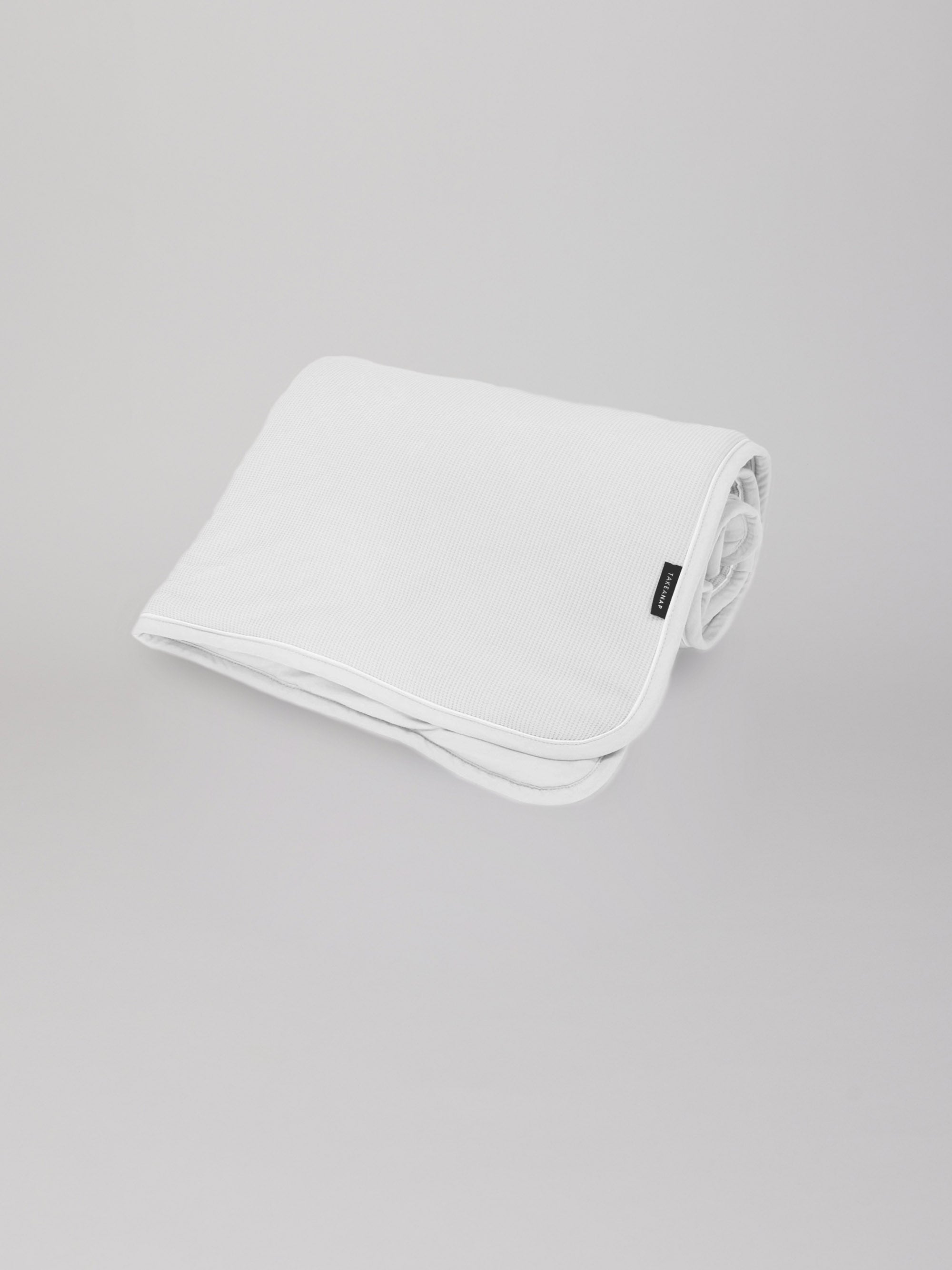 Hey welcome 2 Jersey Blanket SOFT 120 | JACQUARD product page. Image: white Jersey Blanket on a grey background