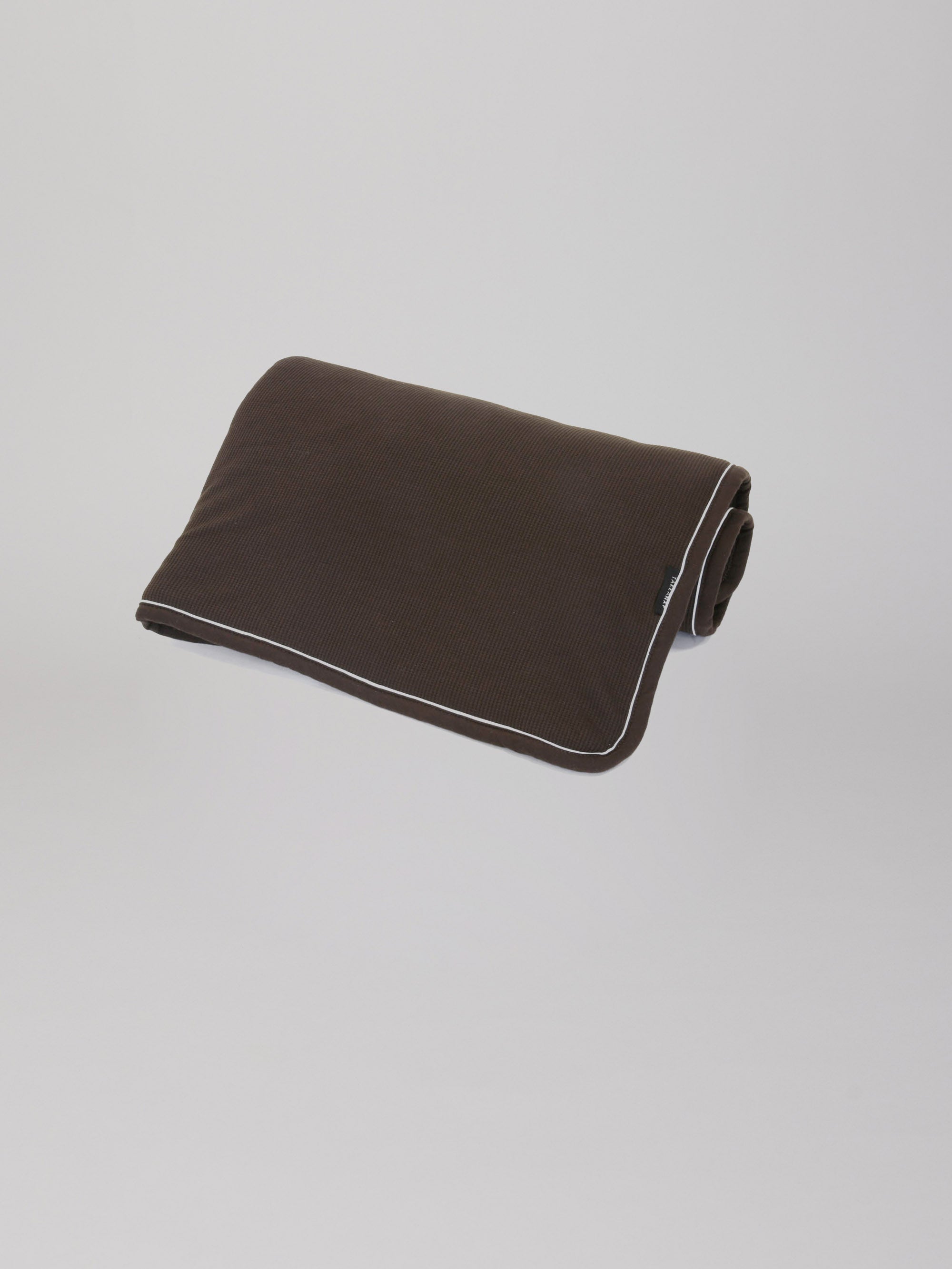 Hey welcome 2 Jersey Blanket SOFT 120 | JACQUARD product page. Image: Jersey Blanket in color brown on a grey background