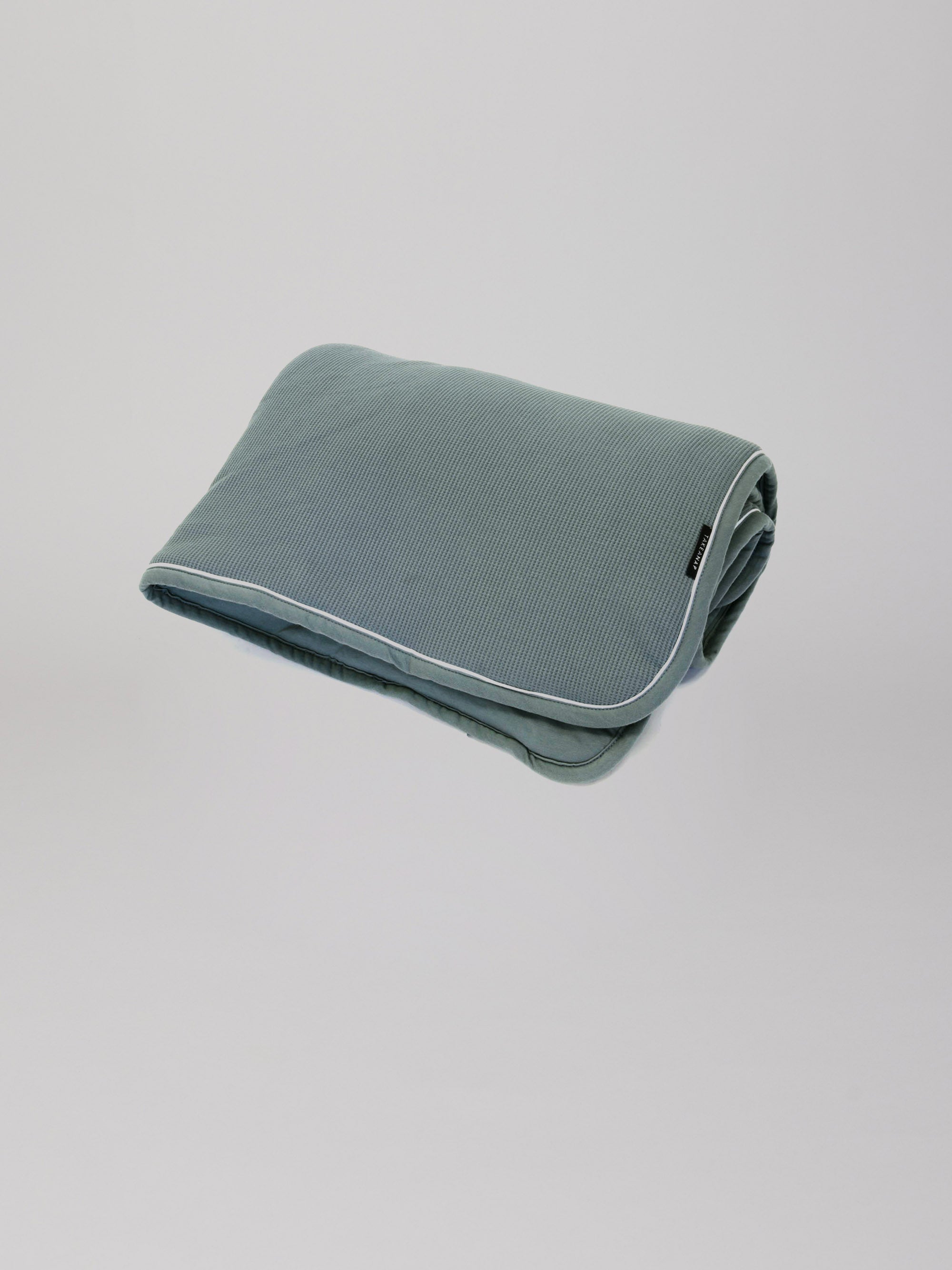 Hey welcome 2 Jersey Blanket SOFT 120 | JACQUARD product page. Image: Jersey Blanket in color on a grey background