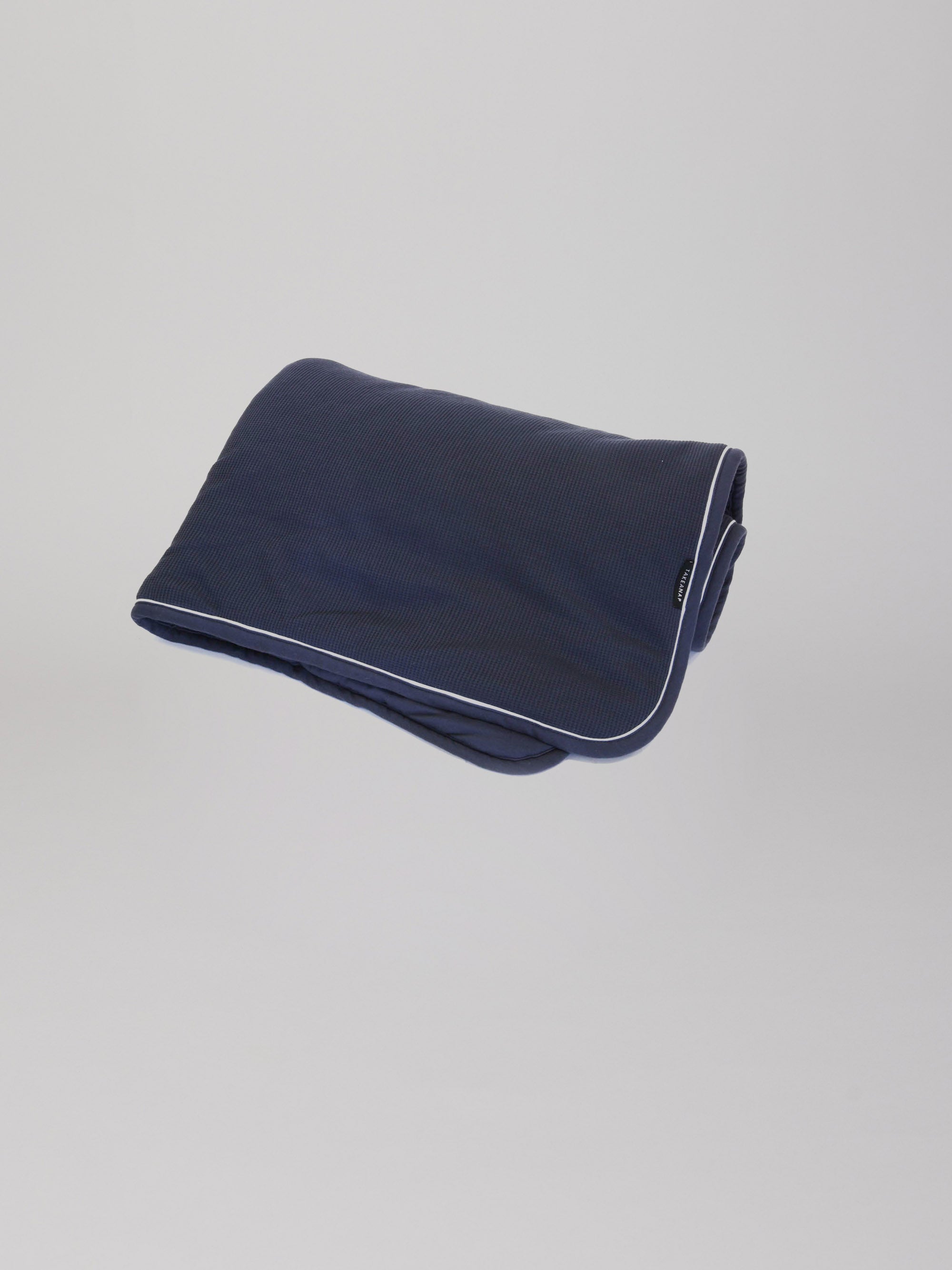 Hey welcome 2 Jersey Blanket SOFT 120 | JACQUARD product page. Image: Jersey Blanket in navy color on a grey background