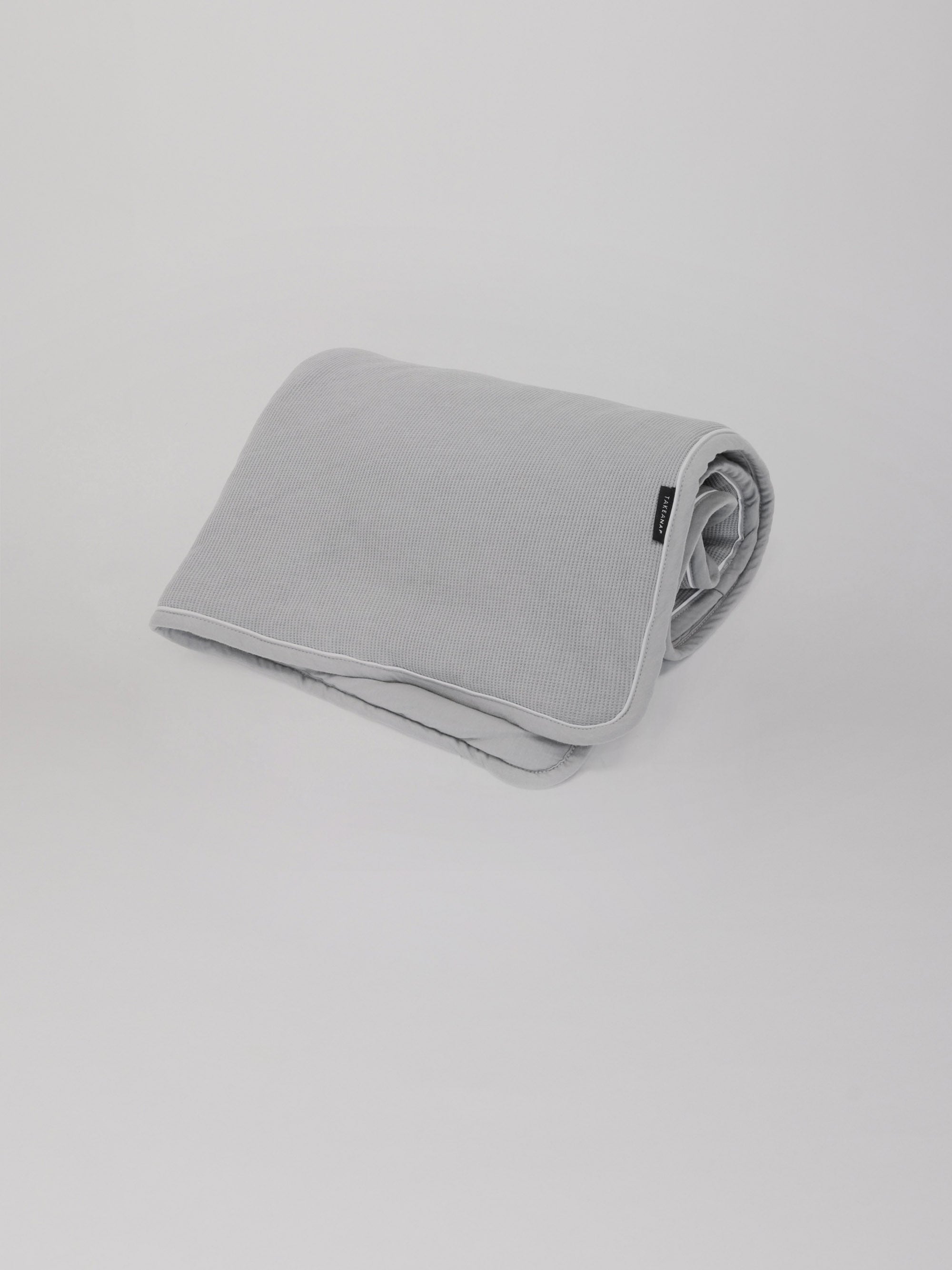 Hey welcome 2 Jersey Blanket SOFT 120 | JACQUARD product page. Image: Jersey Blanket in color on a grey background