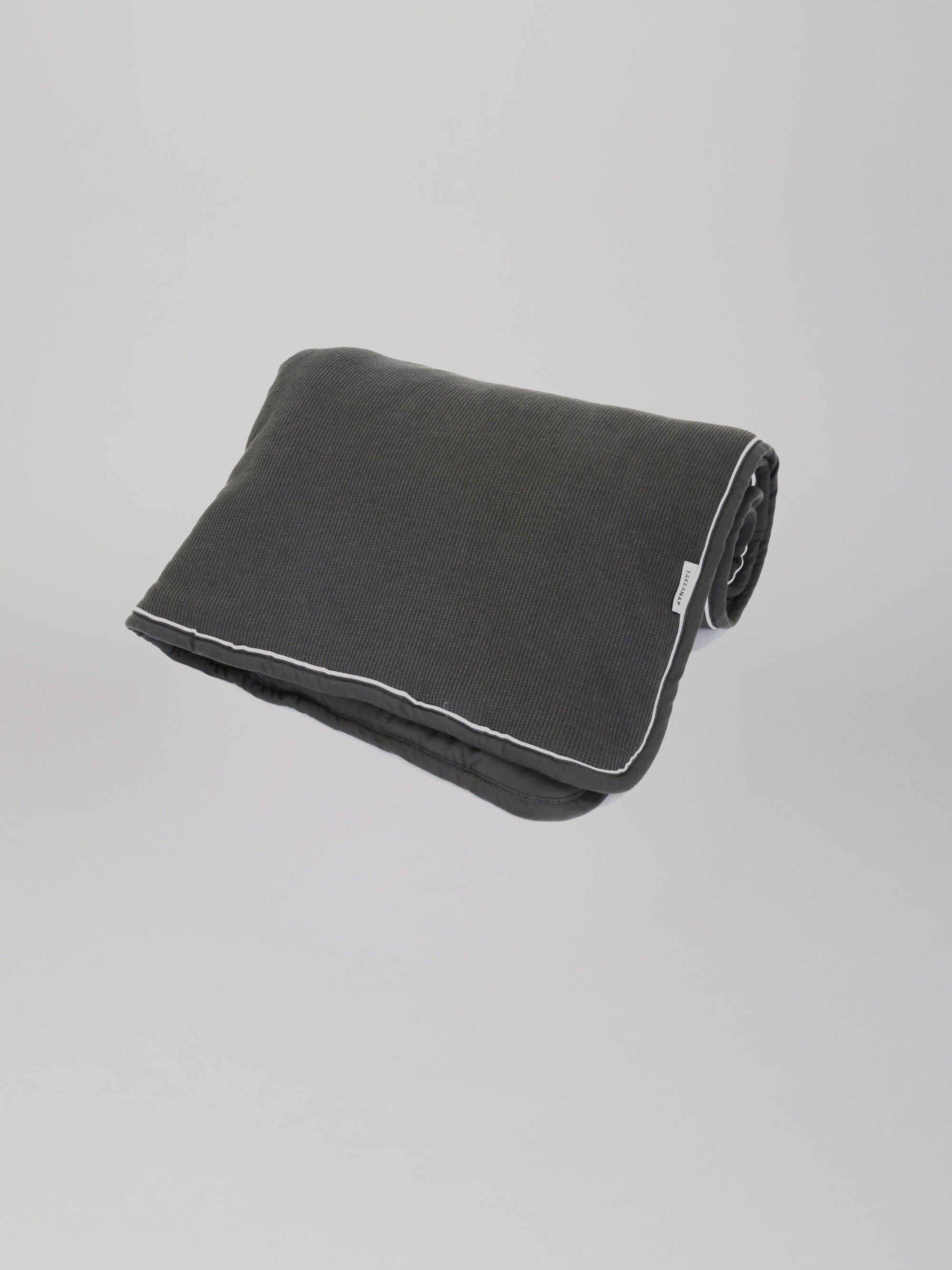 Hey welcome 2 Jersey Blanket SOFT 120 | JACQUARD product page. Image: Jersey Blanket in coal color on a grey background