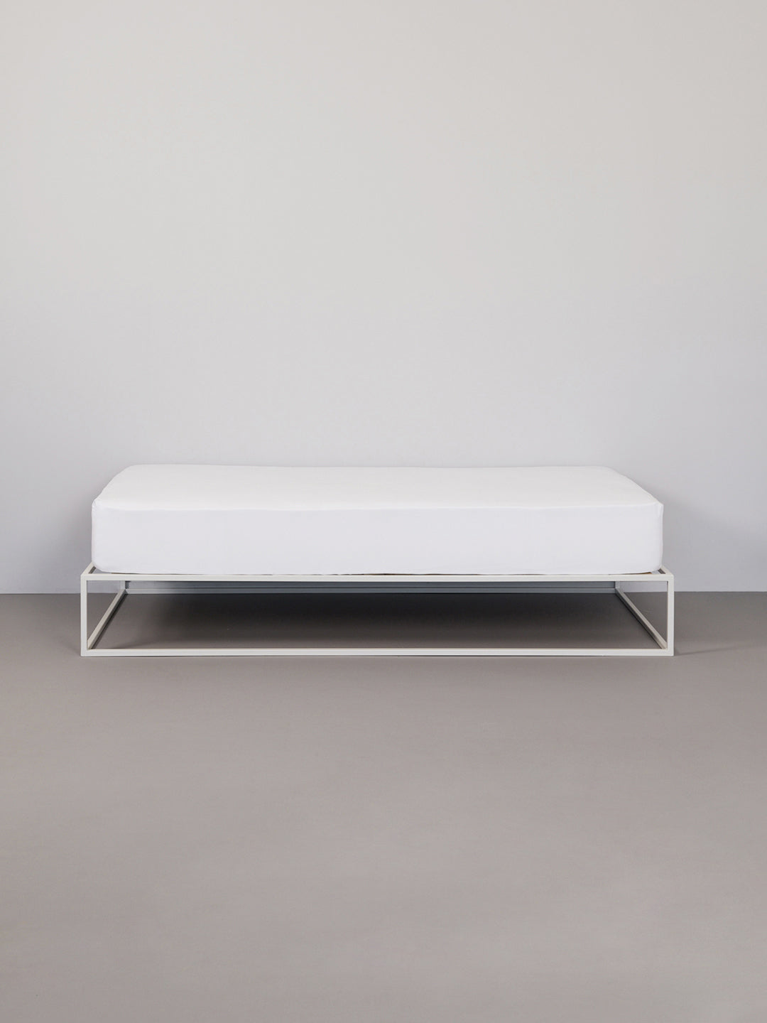 Hey you are on Fitted Bed Sheet | Basic product page. Image: Fitted white Sheet on a white metal frame bed in a grey room
