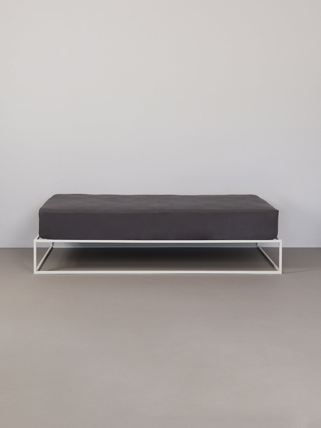 Hey you are on Fitted Bed Sheet | Basic product page. Image: Fitted Sheet on a white metal frame bed in a grey room