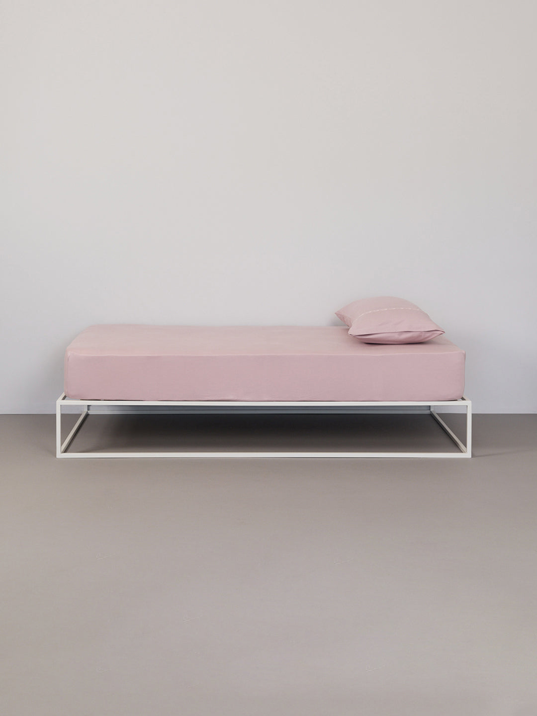 Hey you are on Fitted Bed Sheet | Basic product page. Image: Fitted Sheet on a white metal frame bed in a grey room