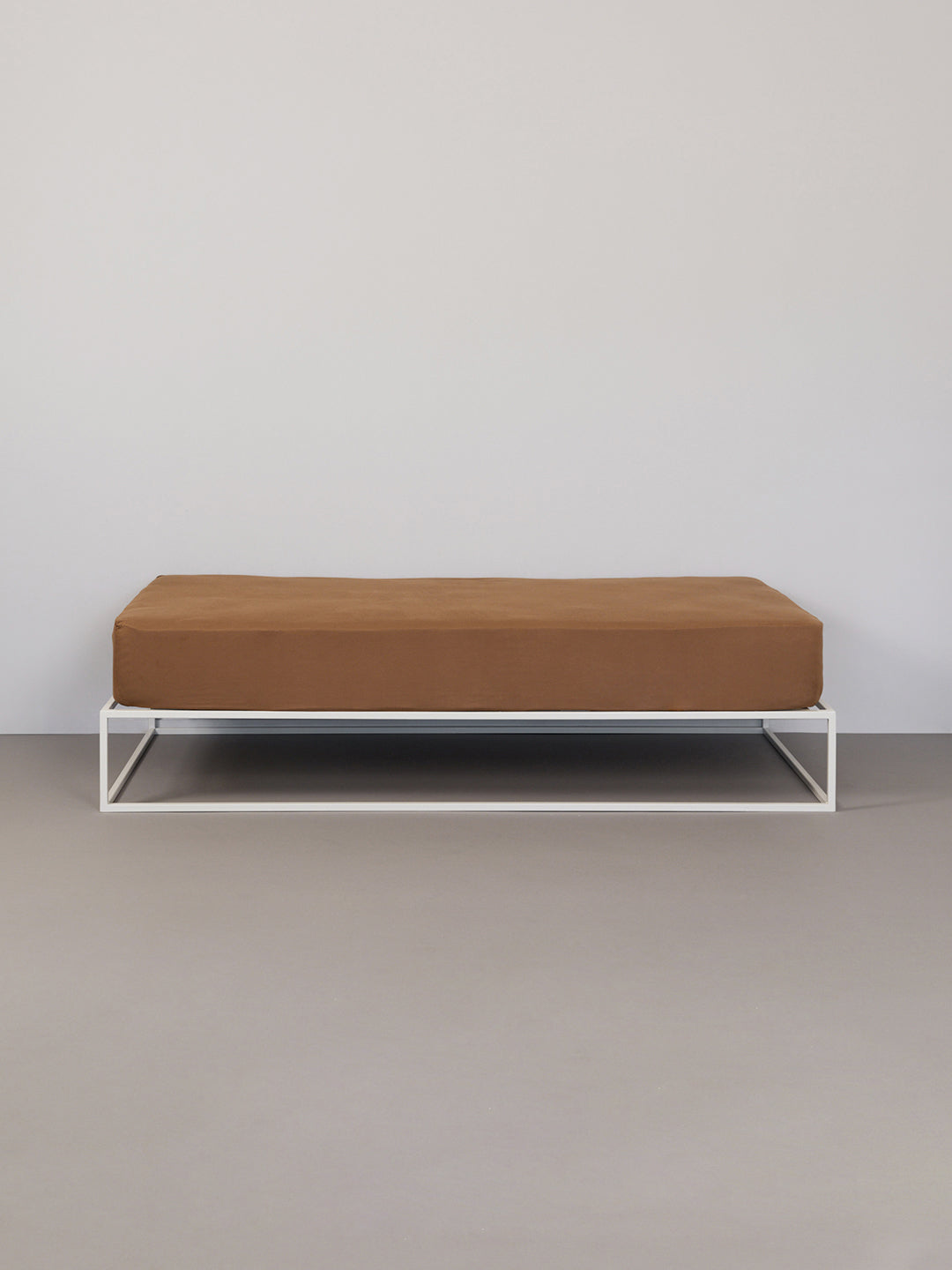 Hey you are on Fitted Bed Sheet Basic product page. Image: Toffe Fitted Sheet on a white metal frame bed in a grey room