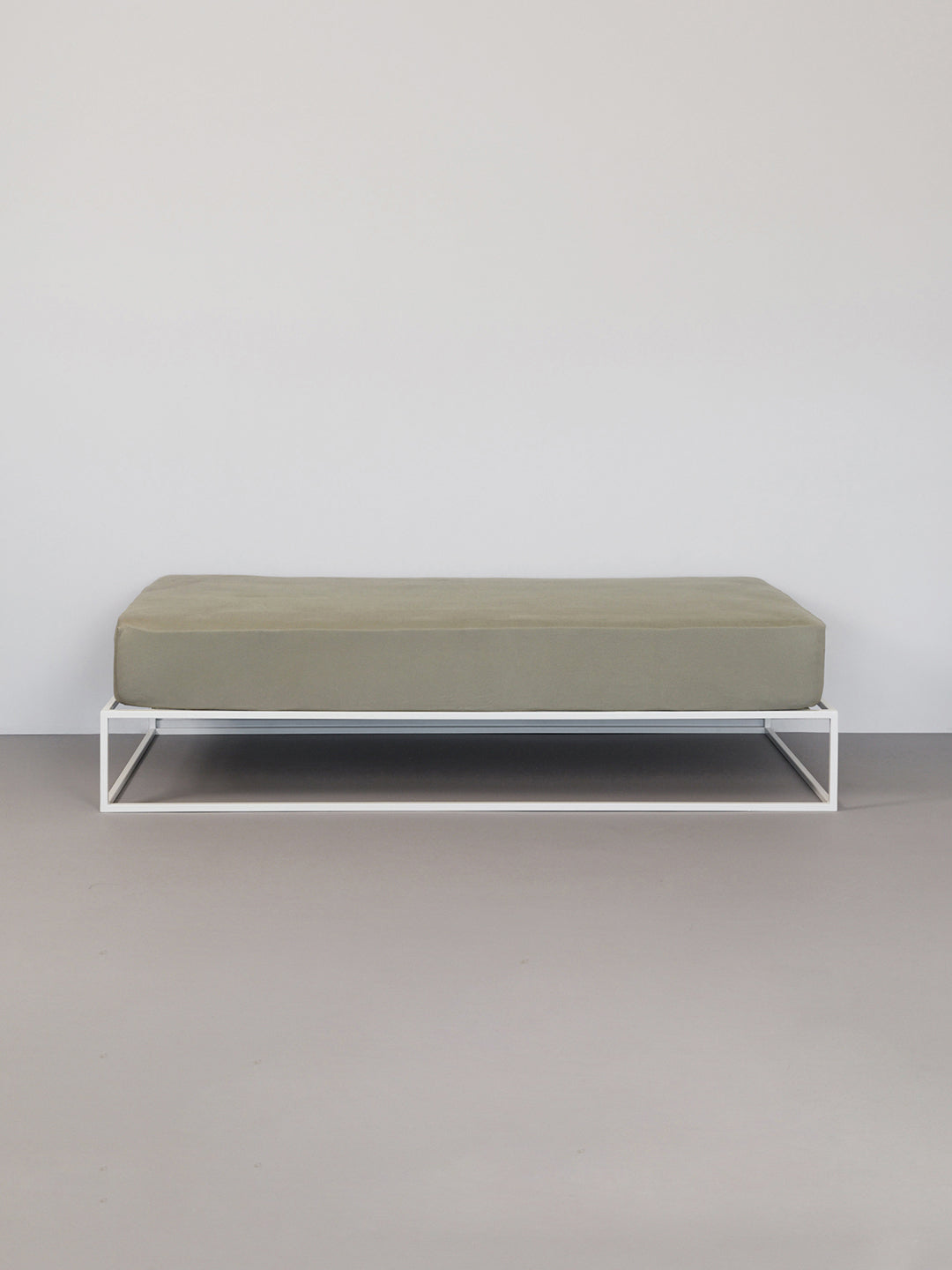 Hey you are on Fitted Bed Sheet | Basic product page. Image: Fitted Sheet on a white metal frame bed in a grey room