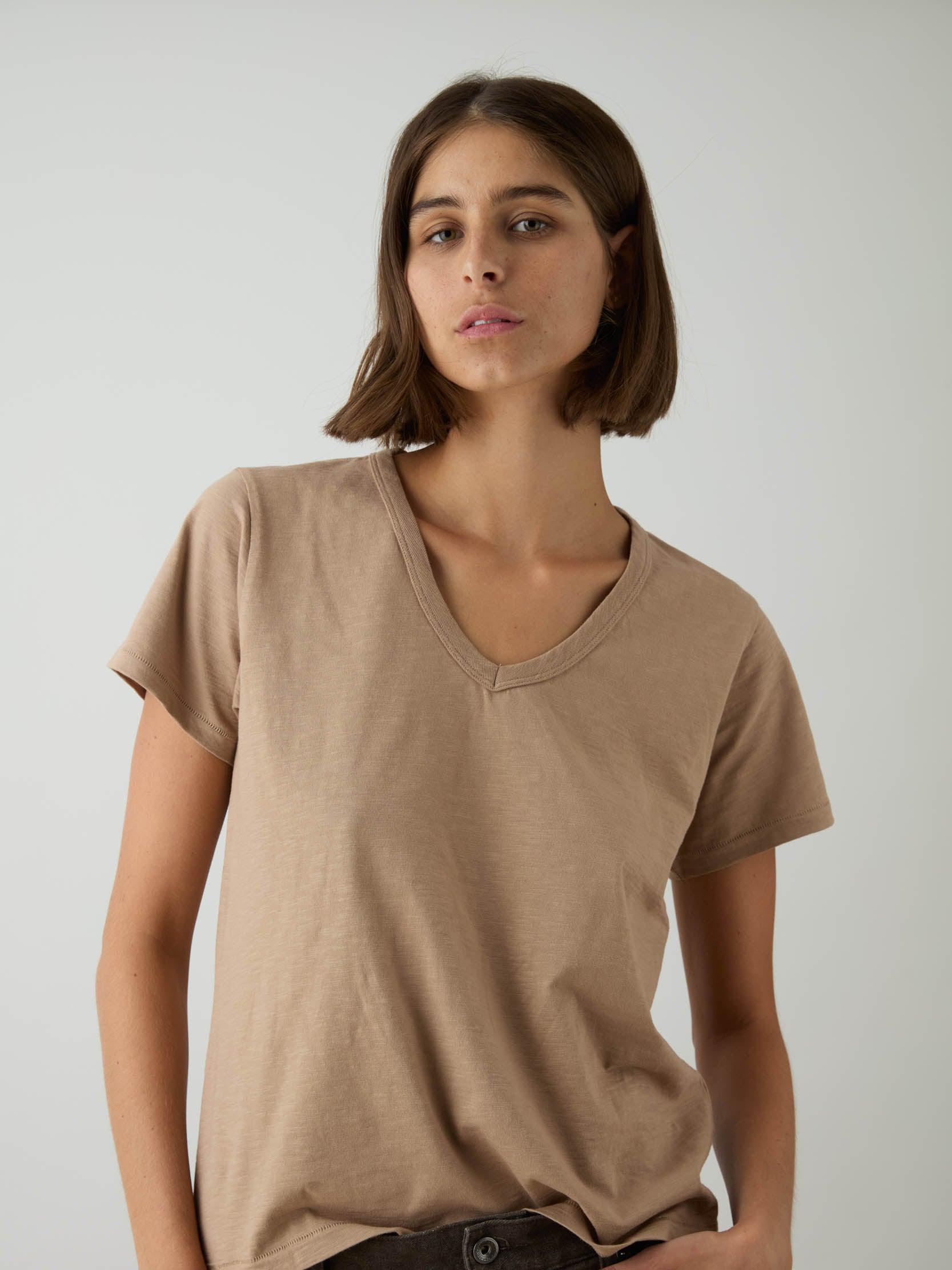 החולצה האורגנית צווארון וי - מוקה