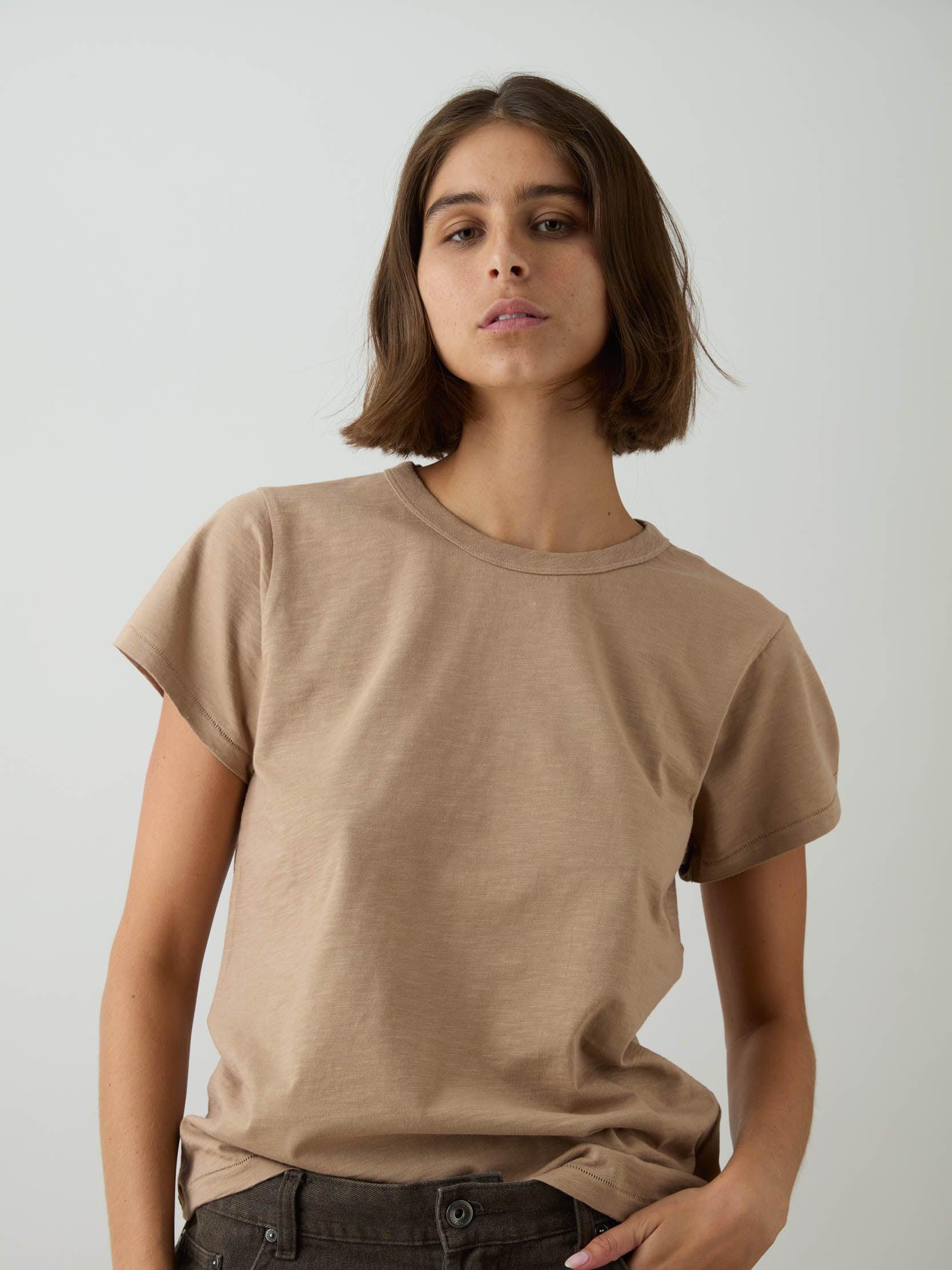 החולצה האורגנית  צווארון עגול - מוקה