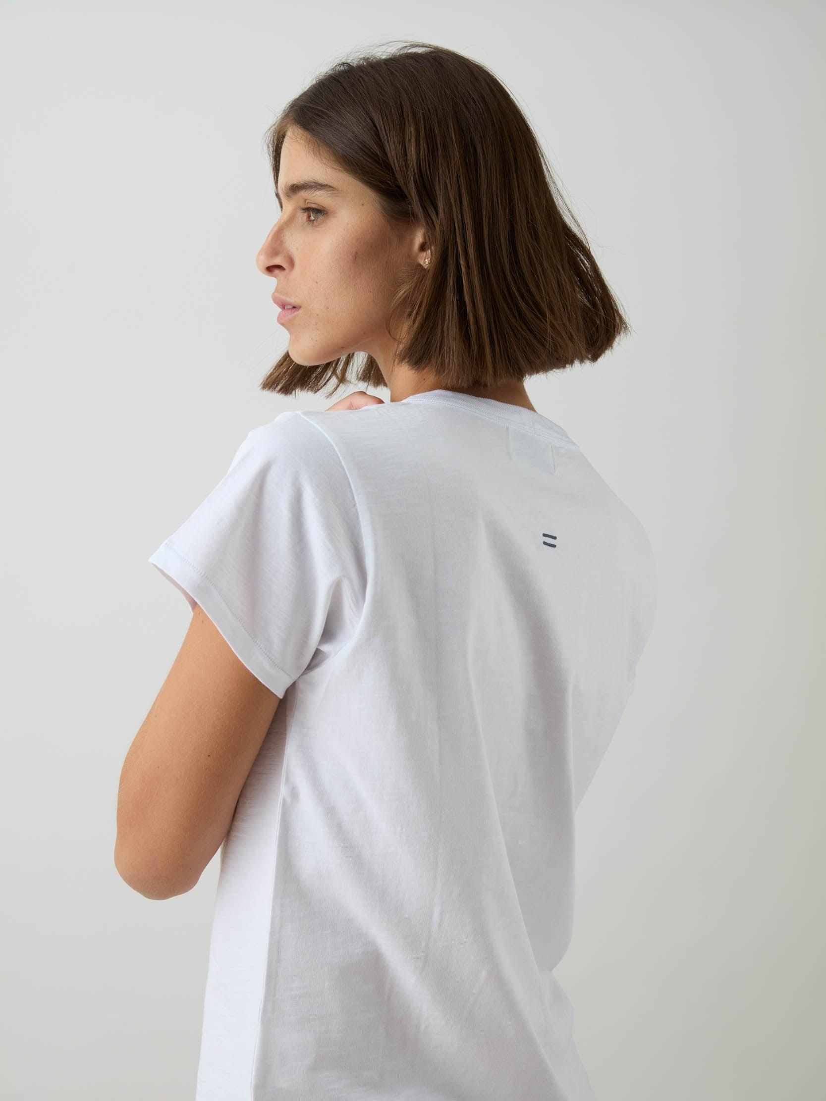 החולצה האורגנית  צווארון עגול - לבן