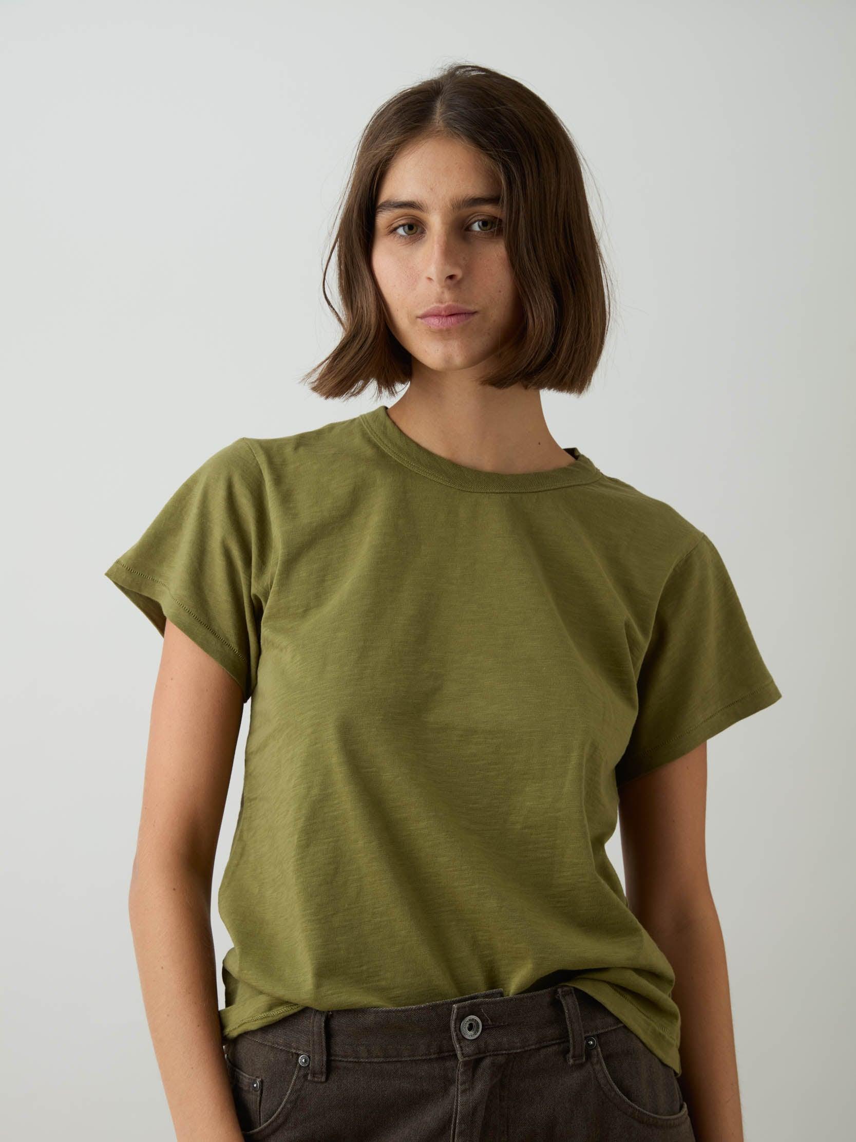 החולצה האורגנית  צווארון עגול - זית
