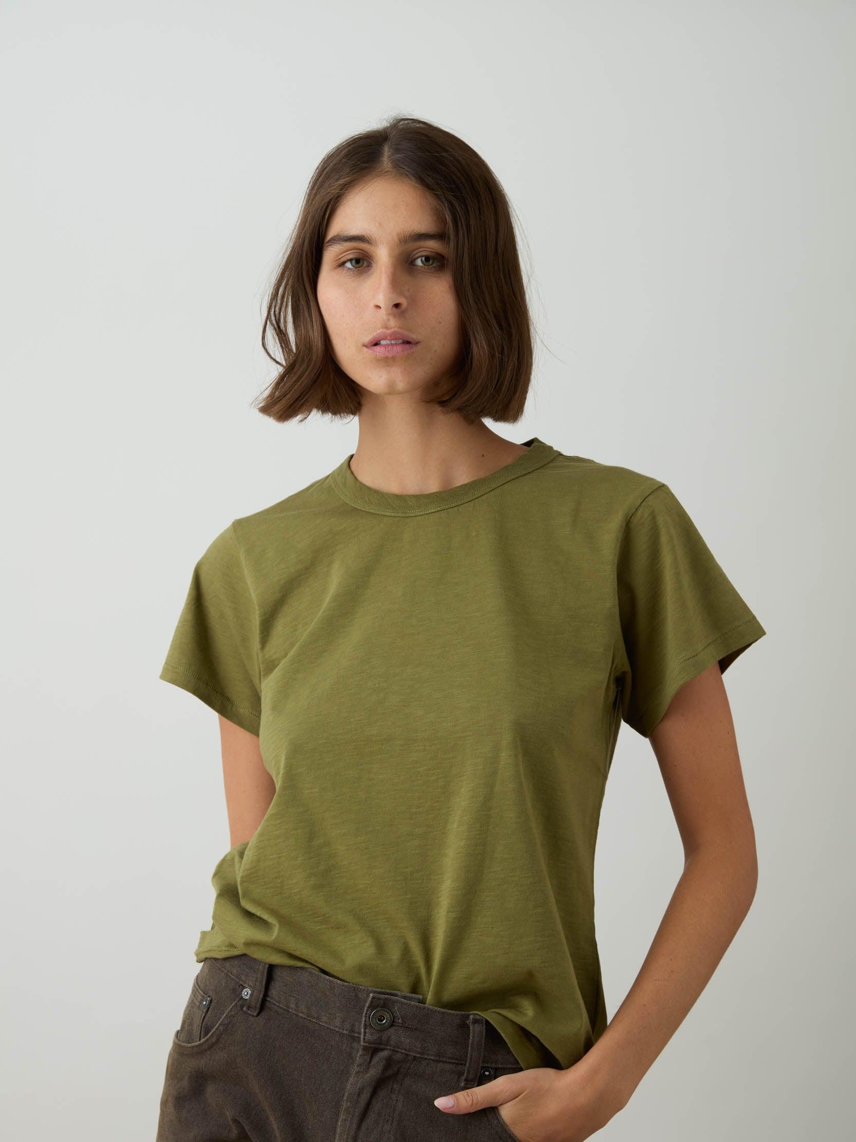 החולצה האורגנית  צווארון עגול - זית